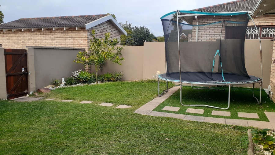 To Let 3 Bedroom Property for Rent in Summerstrand Eastern Cape